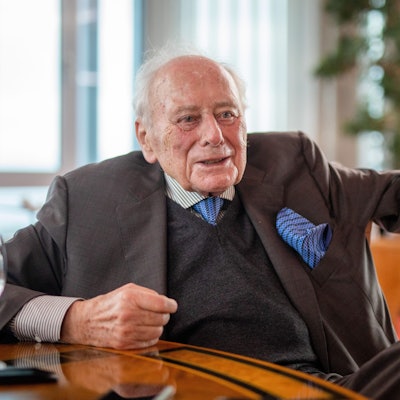 ARCHIV - 13.12.2022, Baden-Württemberg, Künzelsau: Reinhold Würth, Vorsitzender des Unternehmensbereirats der Würth-Gruppe, bei einem Interview mit der dpa in der Firmenzentrale in Künzelsau. (zu dpa: «Unternehmer und «Schraubenkönig» Würth rät Mitarbeitern von AfD ab») Foto: Christoph Schmidt/dpa +++ dpa-Bildfunk +++