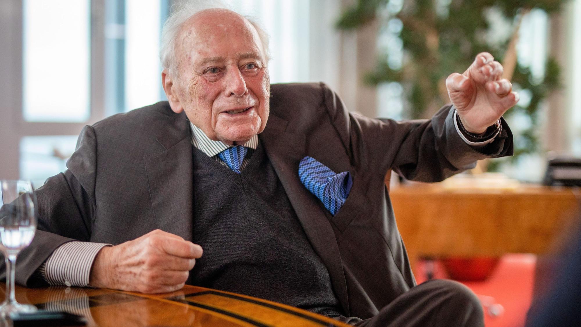 ARCHIV - 13.12.2022, Baden-Württemberg, Künzelsau: Reinhold Würth, Vorsitzender des Unternehmensbereirats der Würth-Gruppe, bei einem Interview mit der dpa in der Firmenzentrale in Künzelsau. (zu dpa: «Unternehmer und «Schraubenkönig» Würth rät Mitarbeitern von AfD ab») Foto: Christoph Schmidt/dpa +++ dpa-Bildfunk +++