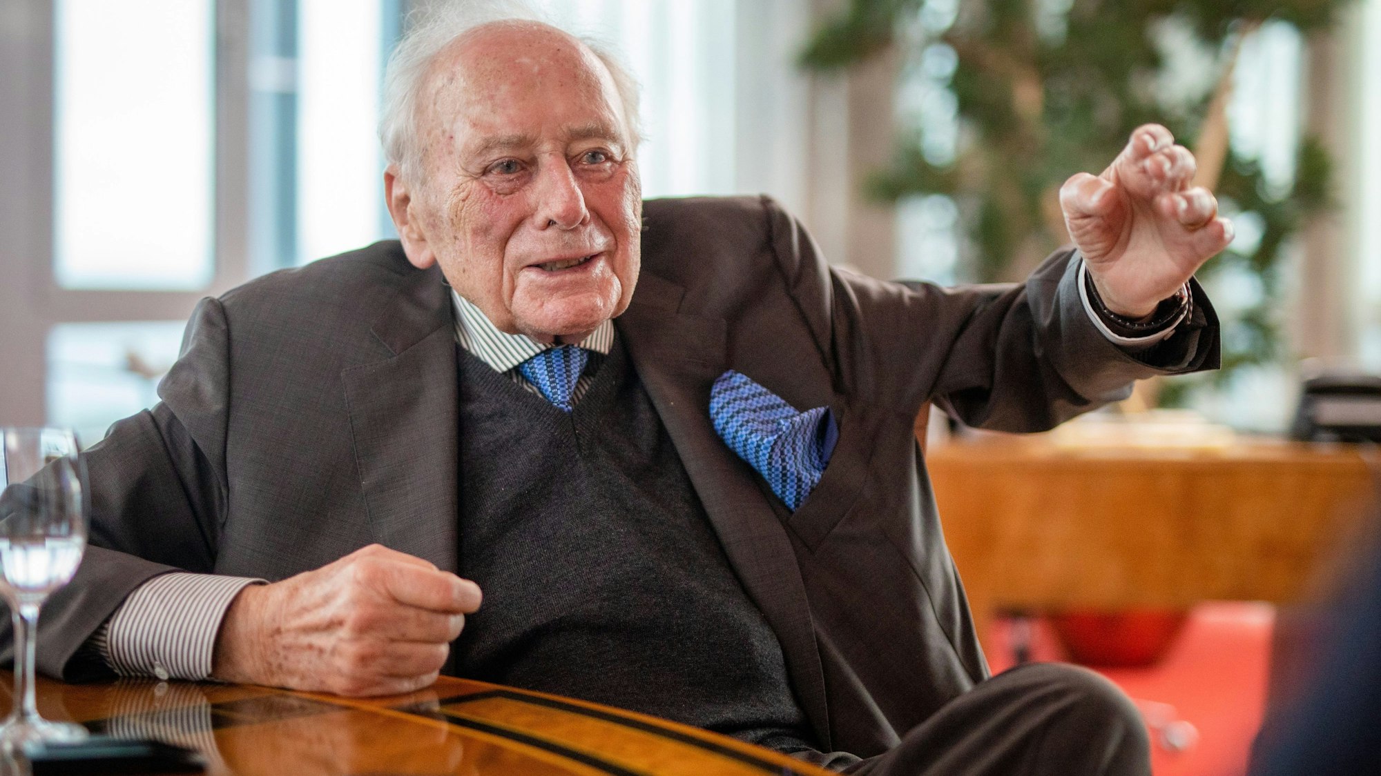 ARCHIV - 13.12.2022, Baden-Württemberg, Künzelsau: Reinhold Würth, Vorsitzender des Unternehmensbereirats der Würth-Gruppe, bei einem Interview mit der dpa in der Firmenzentrale in Künzelsau. (zu dpa: «Unternehmer und «Schraubenkönig» Würth rät Mitarbeitern von AfD ab») Foto: Christoph Schmidt/dpa +++ dpa-Bildfunk +++