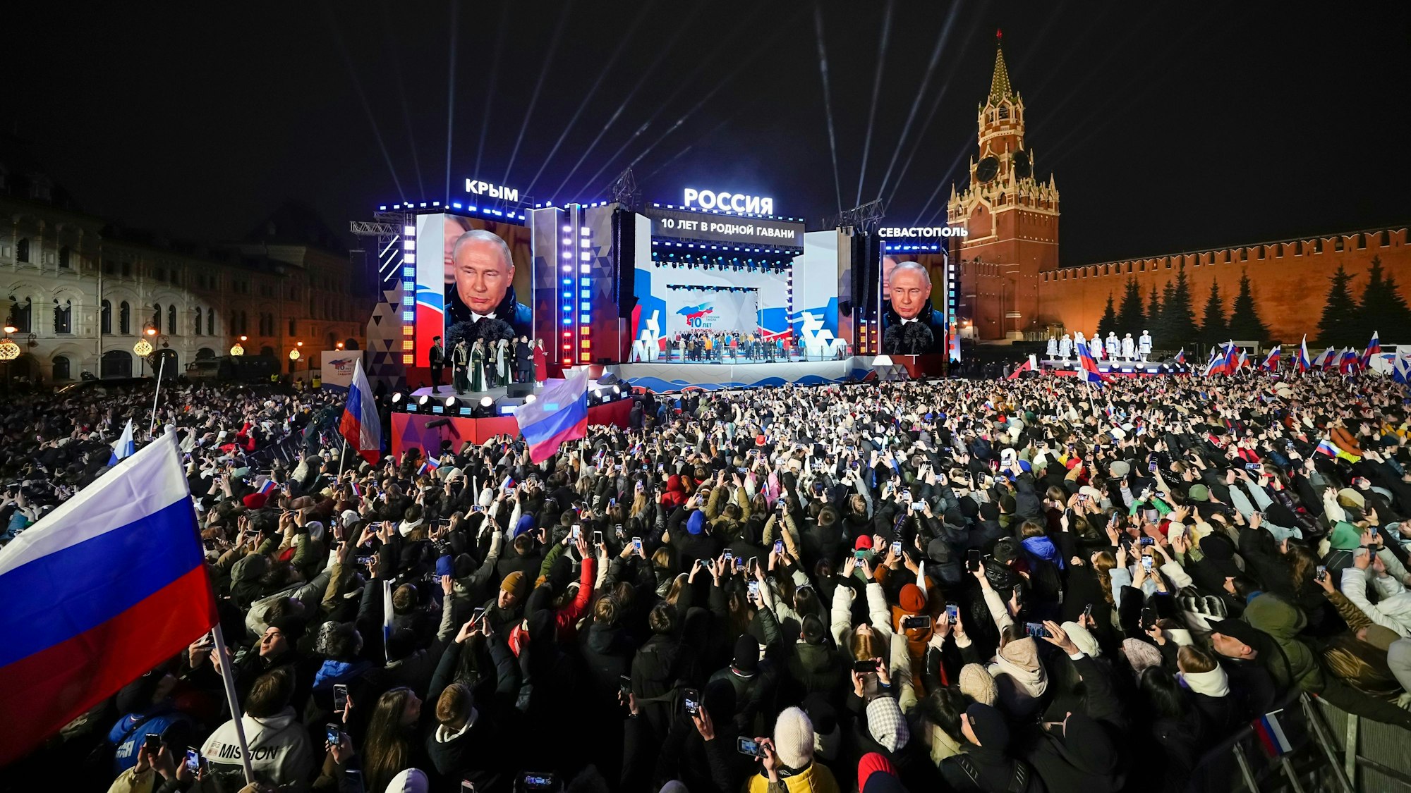 Menschen bei einem Konzert anlässlich des „Wahlsieges“ von Wladimir Putin und des zehnjährigen Jahrestags der Annexion der Krim durch Russland auf dem Roten Platz am Montagabend.