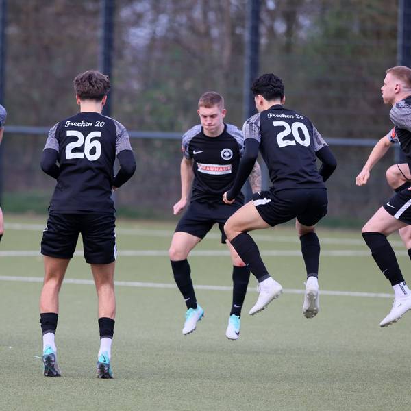 Auf dem Bild sind Fußballer beim Aufwärmtraining zu sehen.