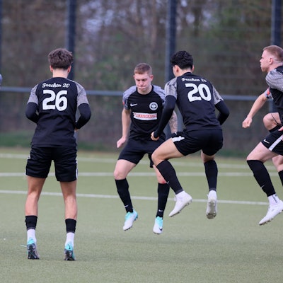 Auf dem Bild sind Fußballer beim Aufwärmtraining zu sehen.