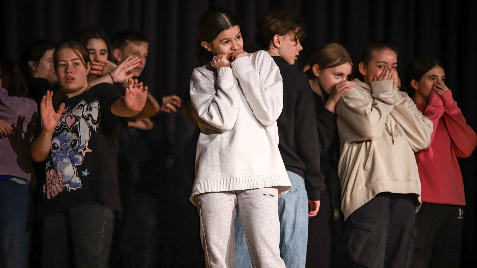 Schülerinnen und Schüler der siebten Klassen der Käthe-Kollwitz-Gesamtschule proben für ihre Pantomime-Aufführung.