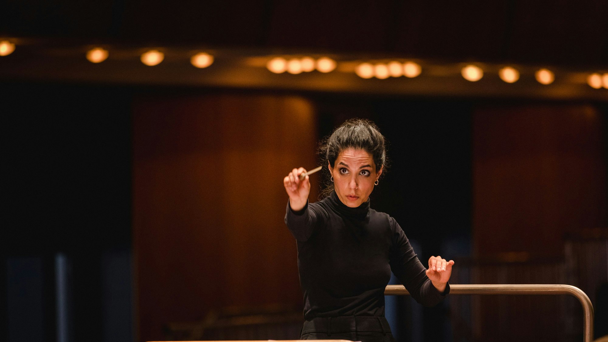 Dirigentin Bar Avni.