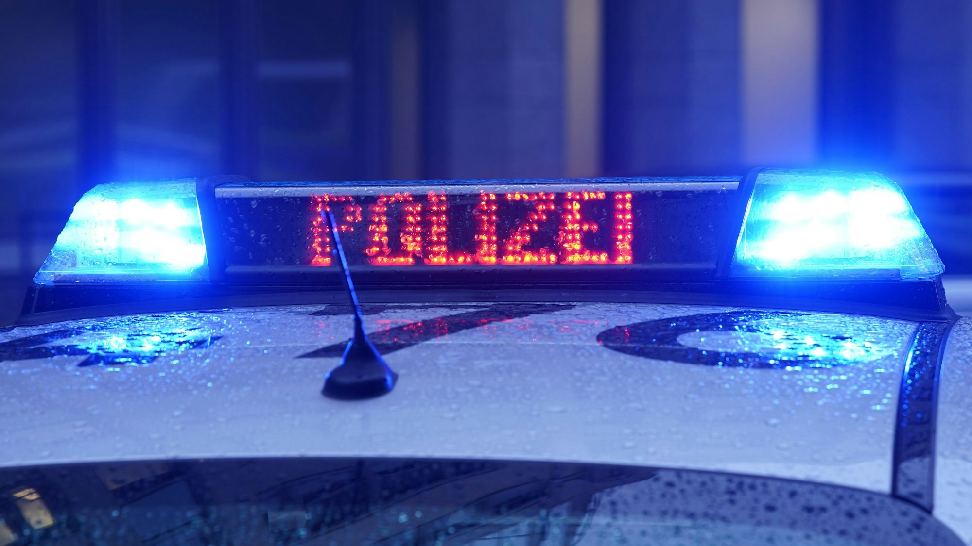 Zu sehen ist das Blaulicht eines Polizeifahrzeugs.