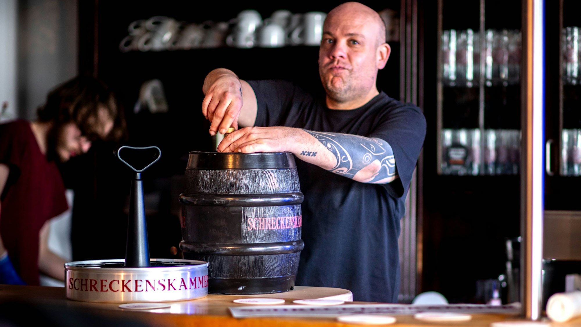 Das Bild zeigt Jörg Peter hinter der Theke, der gerade ein Pittermännchen anzapft.