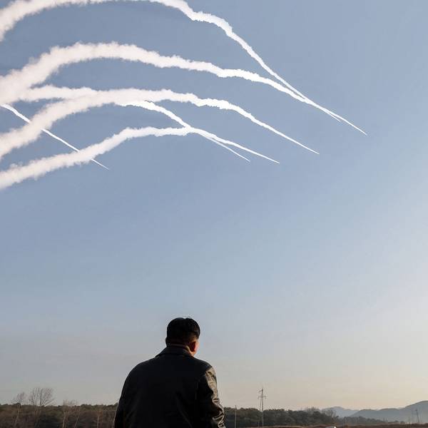 Bild zeigt Nordkoreas Führer Kim Jong Un, wie er zu einem unbestätigten Zeitpunkt die ultragroße Raketensalven-Abschussübung der Artillerieeinheit der Westregion beobachtet Standort in Nordkorea.