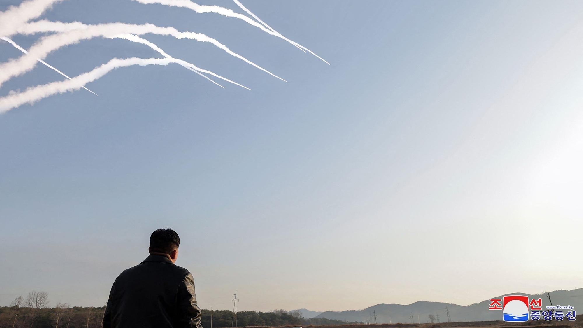 Bild zeigt Nordkoreas Führer Kim Jong Un, wie er zu einem unbestätigten Zeitpunkt die ultragroße Raketensalven-Abschussübung der Artillerieeinheit der Westregion beobachtet Standort in Nordkorea.