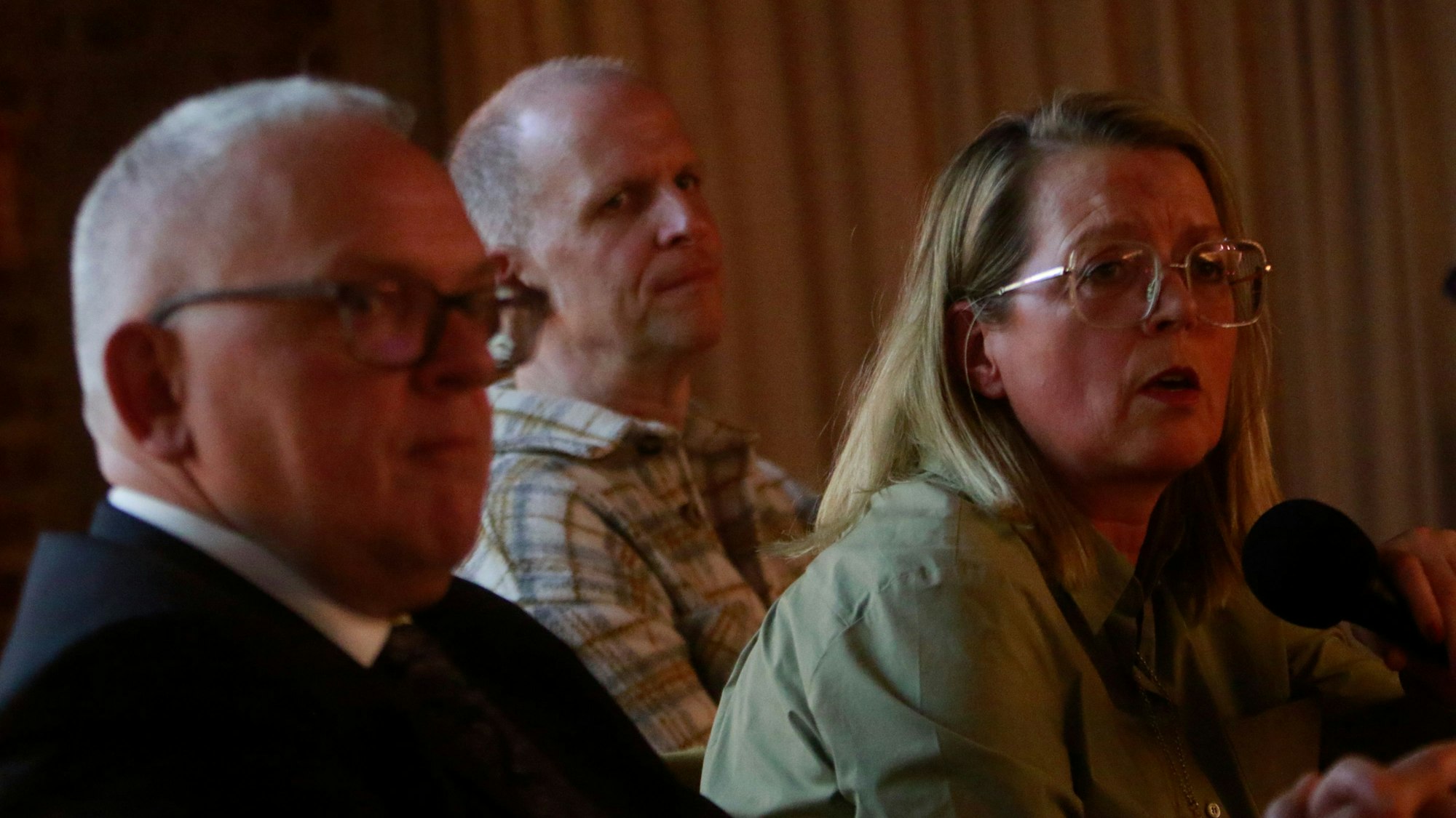 Der Kölner Polizeipräsident Johannes Hermanns, die Stadtdirektorin Andrea Blome und Streetworker Stefan Lehmann sitzen im Saal.