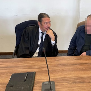 Der angeklagte Altenpfleger mit seinem Verteidiger Ingo Lindemann im Landgericht Köln