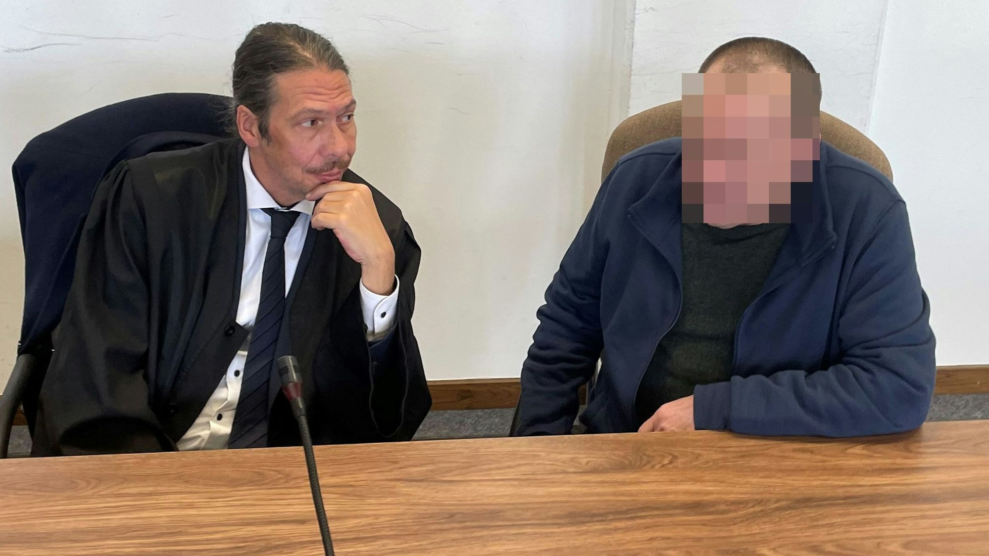 Der angeklagte Altenpfleger mit seinem Verteidiger Ingo Lindemann im Landgericht Köln