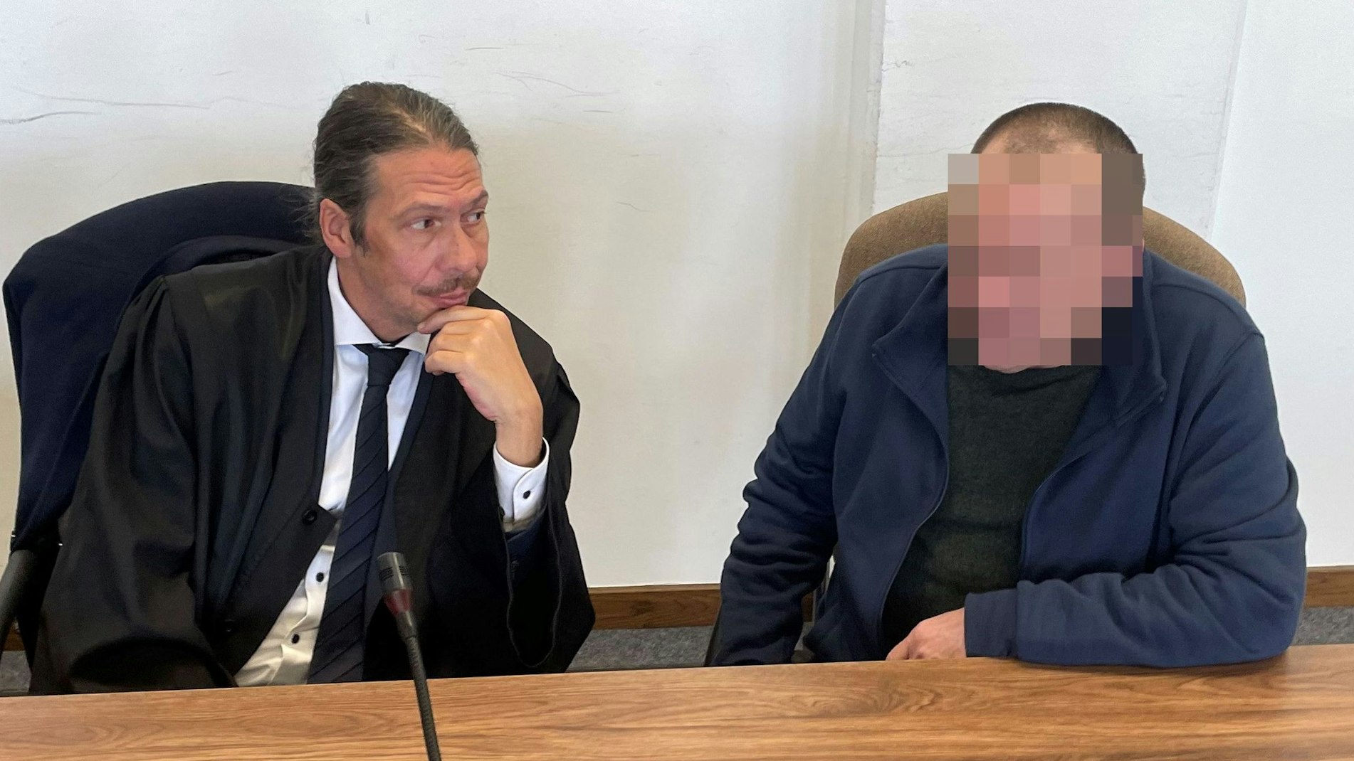 Der verurteilte Altenpfleger mit seinem Verteidiger Ingo Lindemann im Landgericht Köln