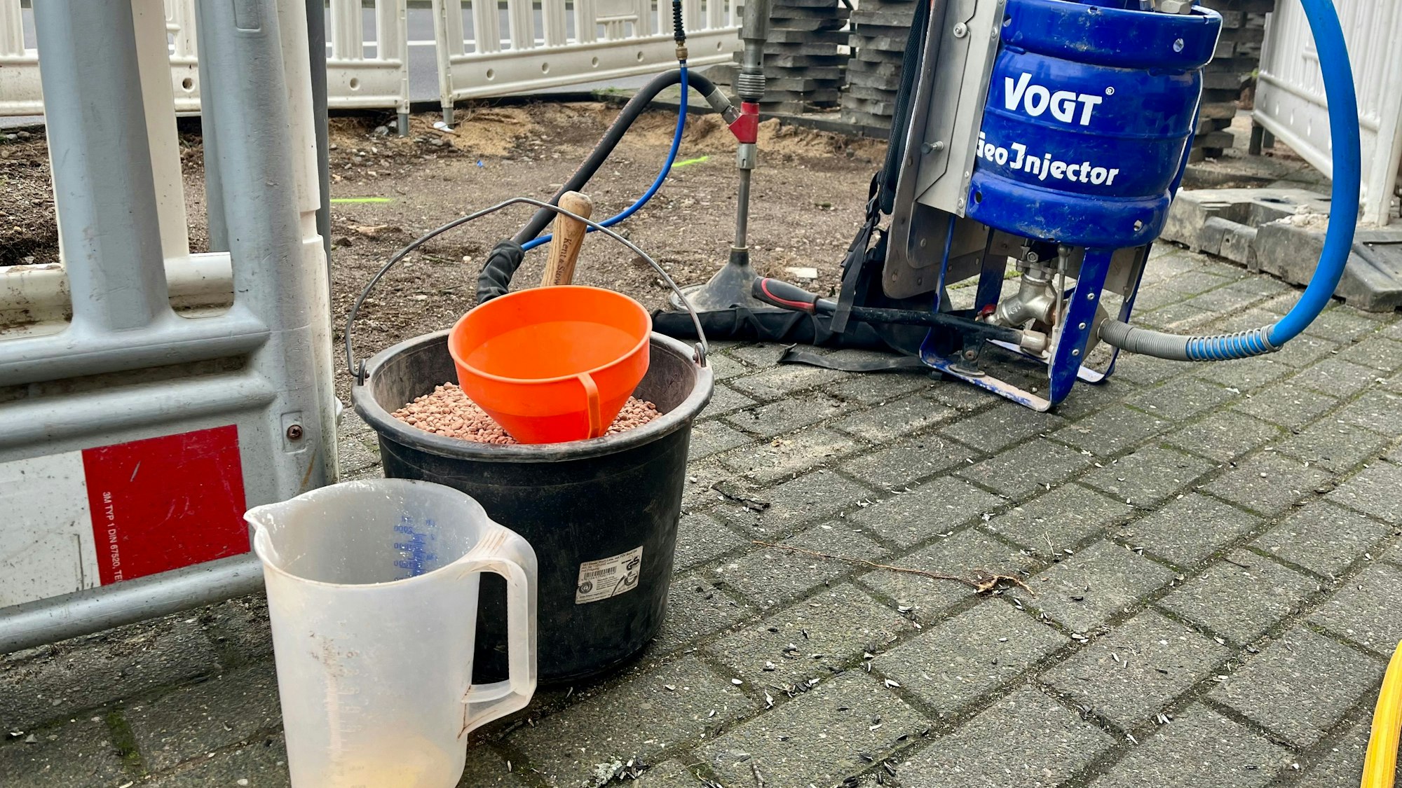 Im Eimer vorne ist das Substrat, das mit der blauen Maschine in die Erde gepumpt wird.