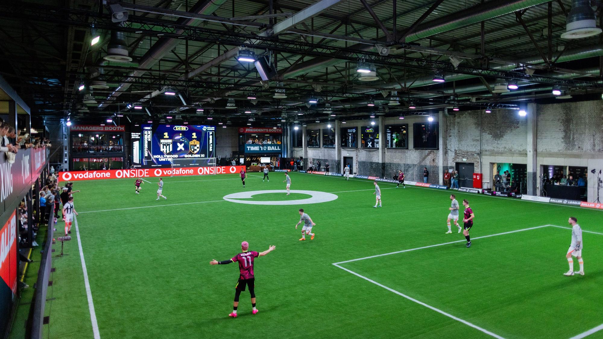 Die Teams von Hollywood United und Golden XI treffen in einem Spiel der Baller League in der Motorworld aufeinander.