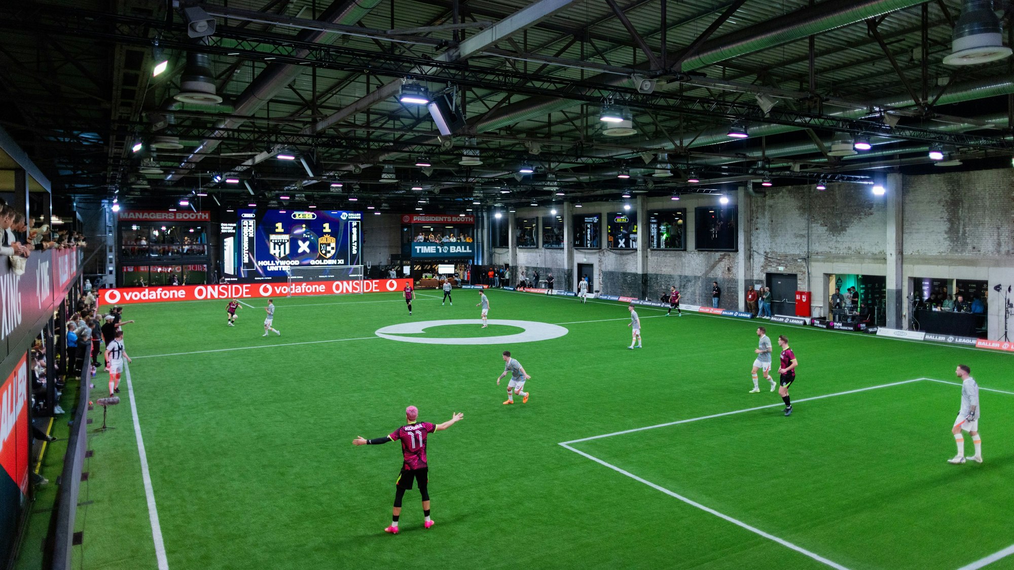 Die Teams von Hollywood United und Golden XI treffen in einem Spiel der Baller League in der Motorworld aufeinander.