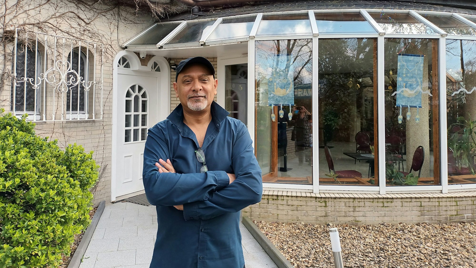 Ein Mann steht vor einem Gebäude.