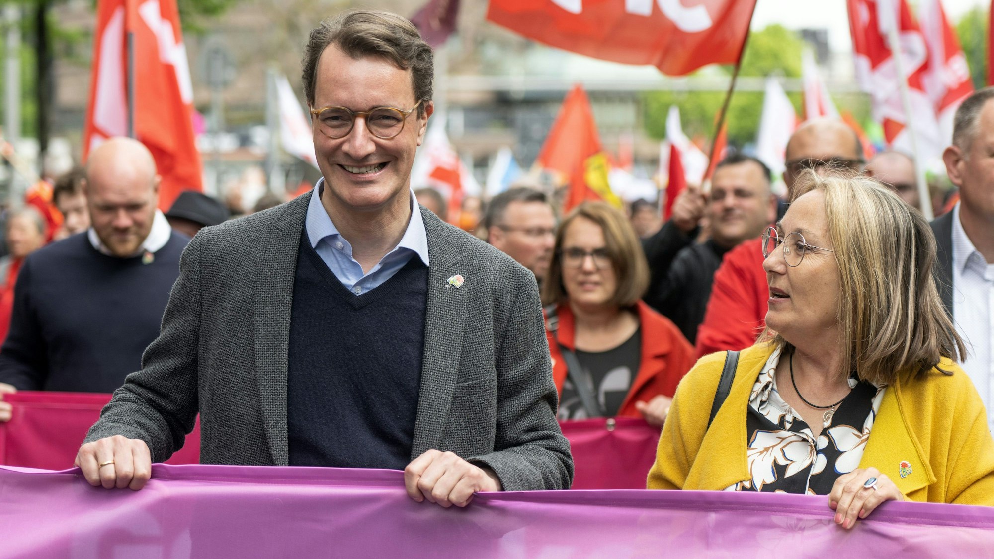 Anja Weber, Vorsitzende des DGB NRW, bei einer Maikundgebung mit Ministerpräsident Hendrik Wüst. Der DGB fordert von der Landesregierung ein neues Tariftreuegesetz.