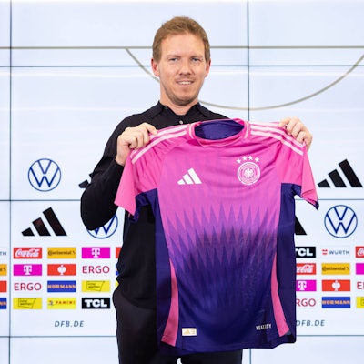 DFB - Pressekonferenz zur Kadernominierung für die Länderspiele gegen Frankreich und die Niederlande Bundestrainer Julian Nagelsmann stell das neue Auswärtstrikot vor. DFB-Pressekonferenz mit Bundestrainer Julian Nagelsmann auf dem DFB-Campus in Frankfurt am Main am 14. März 2024., Frankfurt am Main Hessen Deutschland DFB-Campus *** DFB press conference on the squad nomination for the international matches against France and the Netherlands National coach Julian Nagelsmann presents the new away jersey DFB press conference with national coach Julian Nagelsmann at the DFB Campus in Frankfurt am Main on March 14, 2024 , Frankfurt am Main Hessen Germany DFB Campus