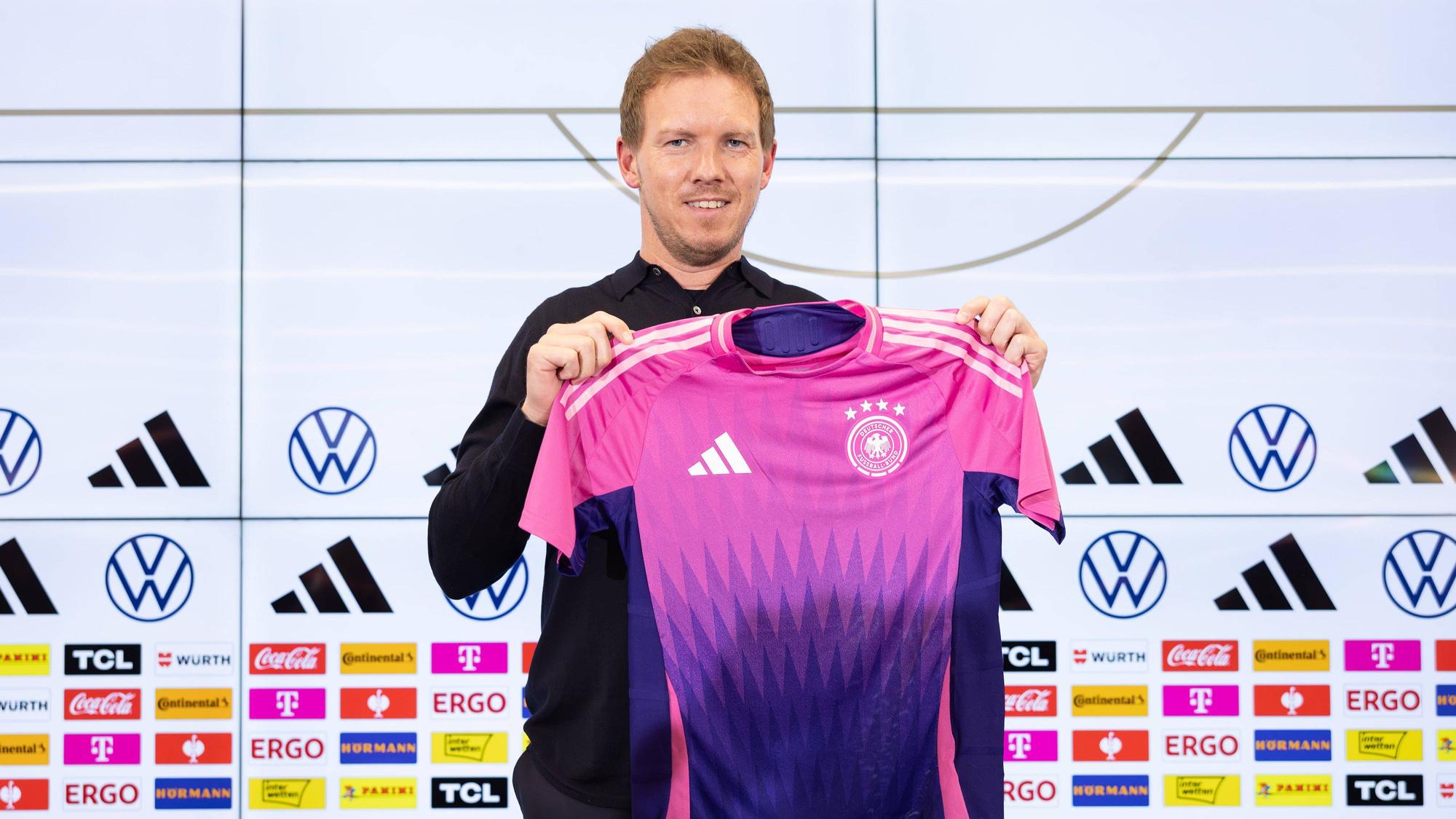 DFB - Pressekonferenz zur Kadernominierung für die Länderspiele gegen Frankreich und die Niederlande Bundestrainer Julian Nagelsmann stell das neue Auswärtstrikot vor. DFB-Pressekonferenz mit Bundestrainer Julian Nagelsmann auf dem DFB-Campus in Frankfurt am Main am 14. März 2024., Frankfurt am Main Hessen Deutschland DFB-Campus *** DFB press conference on the squad nomination for the international matches against France and the Netherlands National coach Julian Nagelsmann presents the new away jersey DFB press conference with national coach Julian Nagelsmann at the DFB Campus in Frankfurt am Main on March 14, 2024 , Frankfurt am Main Hessen Germany DFB Campus