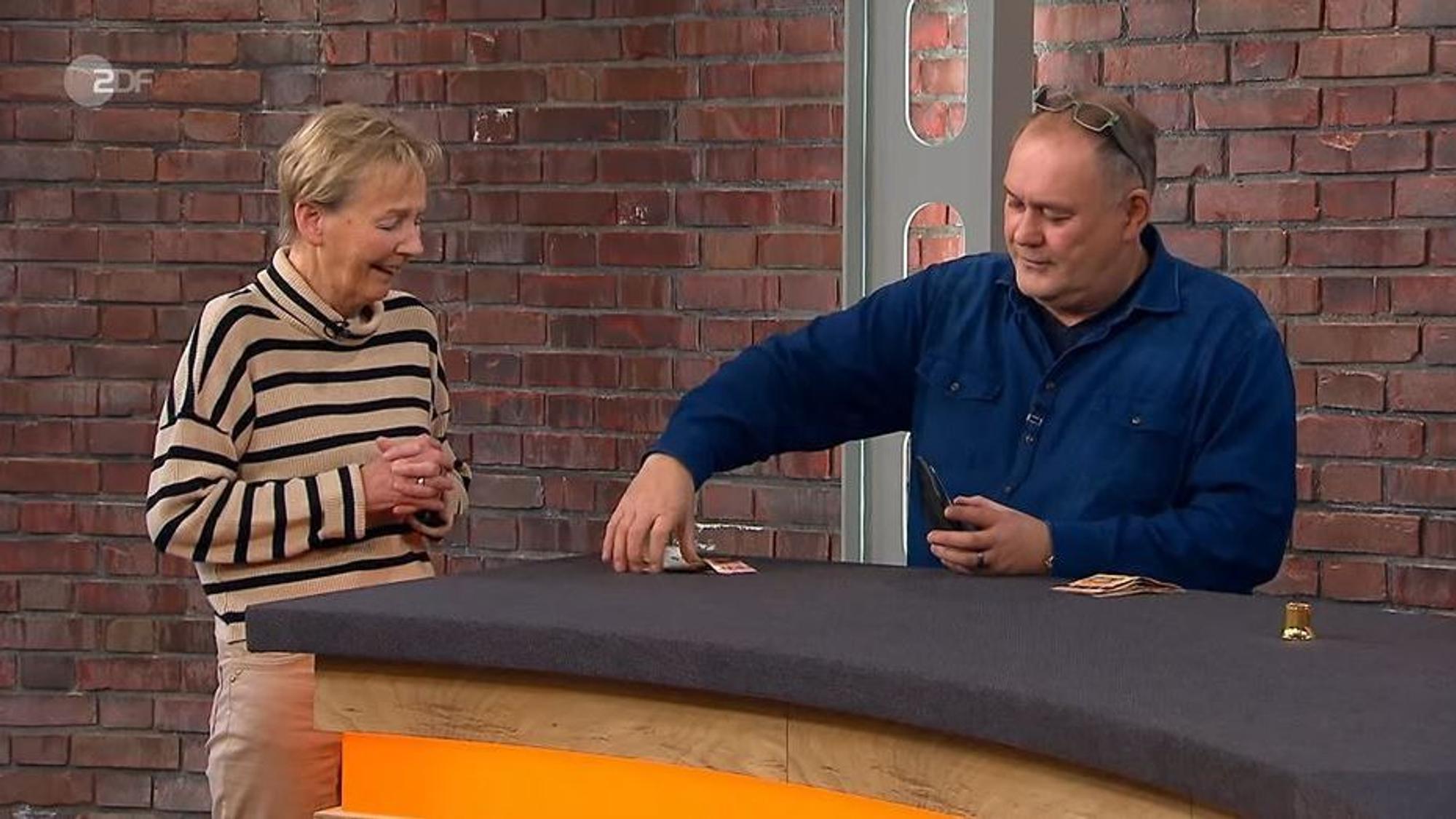 Walter (Waldi) Lehnertz zählt bei „Bares für Rares“ ordentlich Scheine auf den Tresen.