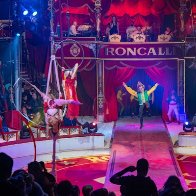 Mehrere Artisten sind in der Manege aktiv.