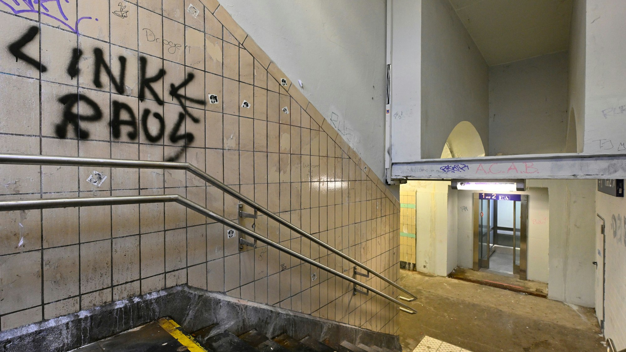 „Linke raus“ wurde an eine Wand im Bahnhof Dieringhausen gesprüht.