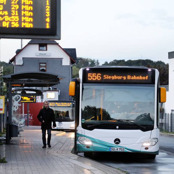 Der Rösrather Bahnhof ist ein Verknüpfungspunkt von Bus und Bahn.