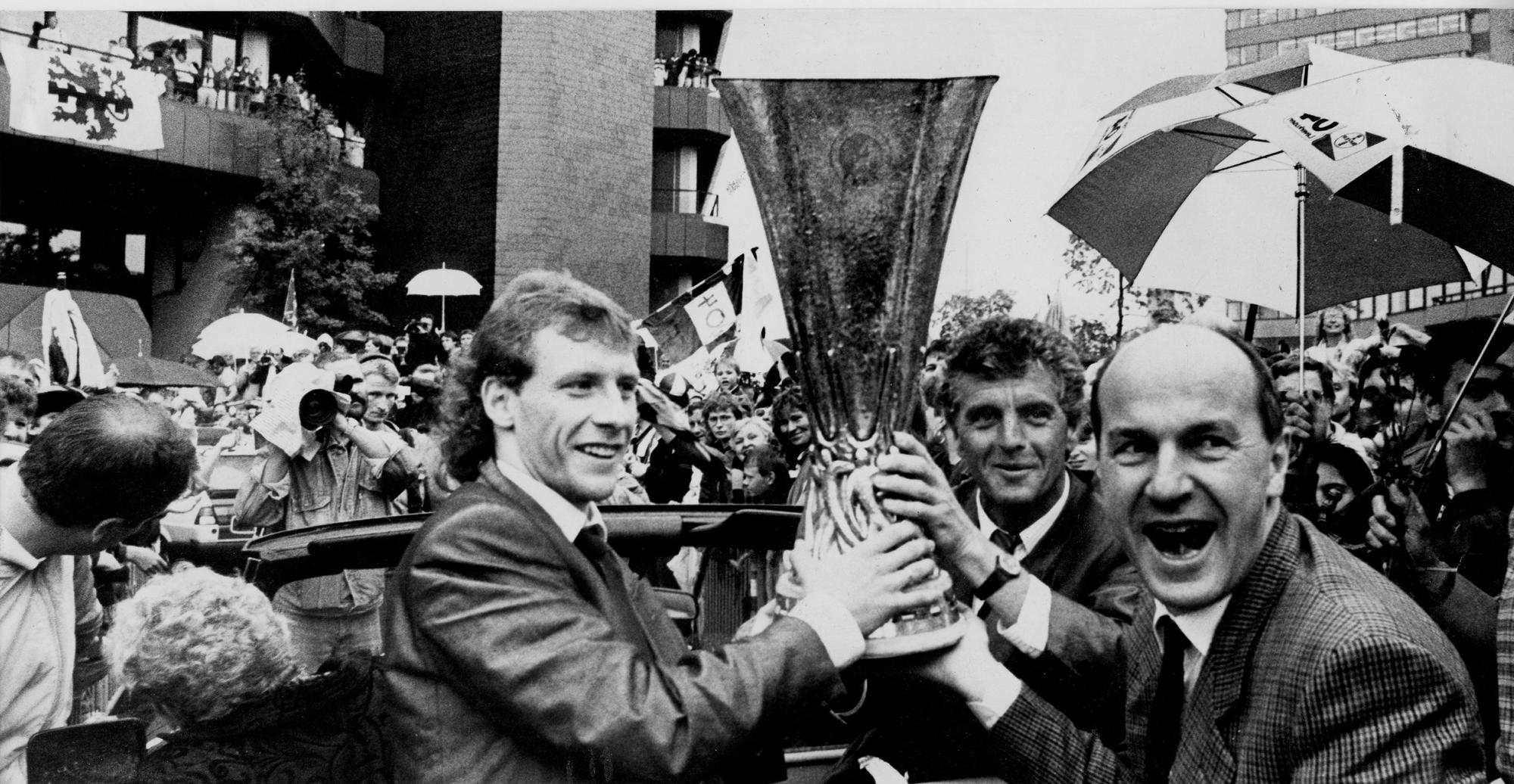 Wolfgang Rolff, Erich Ribbeck Gert-Achim Fischer in Wiesdorf vorm Rathaus: UEFA-Pokal-Siegesfeier von Bayer 04 (1988). Foto: Holger Schmitt