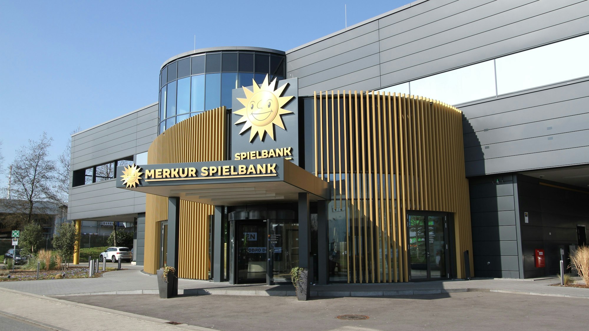 Der Eingangsbereich einer Spielbank mit einer Sonne als Firmenemblem