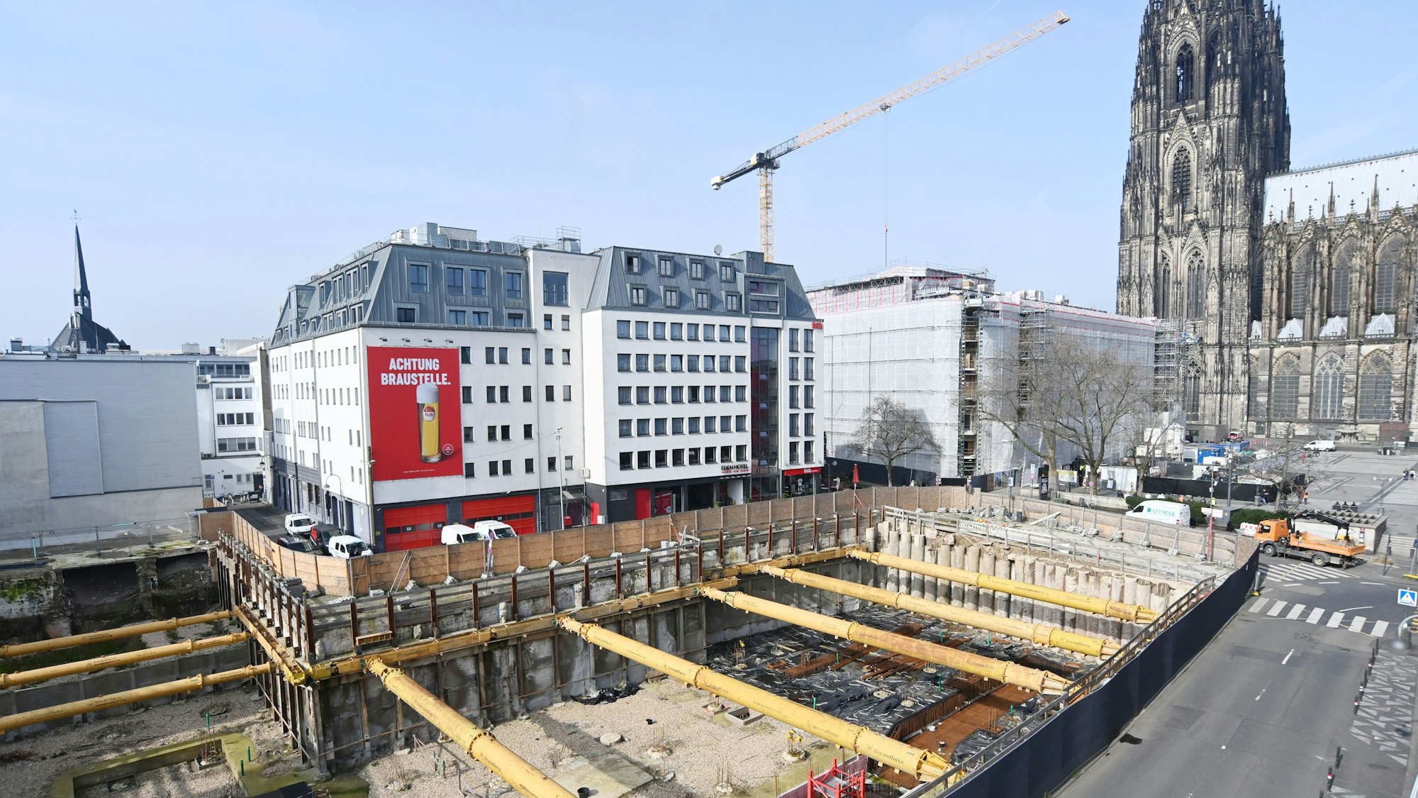 Ruhendes Bauloch: So sieht es seit Monaten am Kölner Dom aus.
