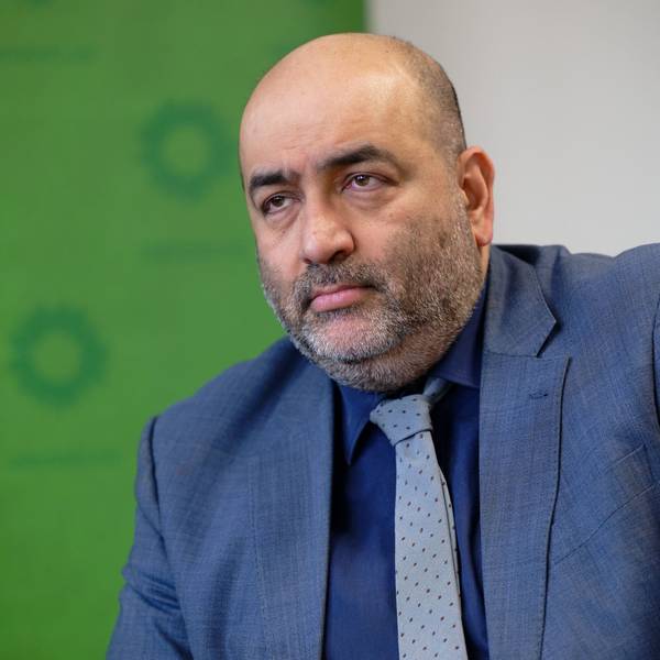 Der Grünen-Vorsitzende Omid Nouripour blickt bei einer Pressekonferenz vor eine Wand mit Logos der Partei ins Publikum.