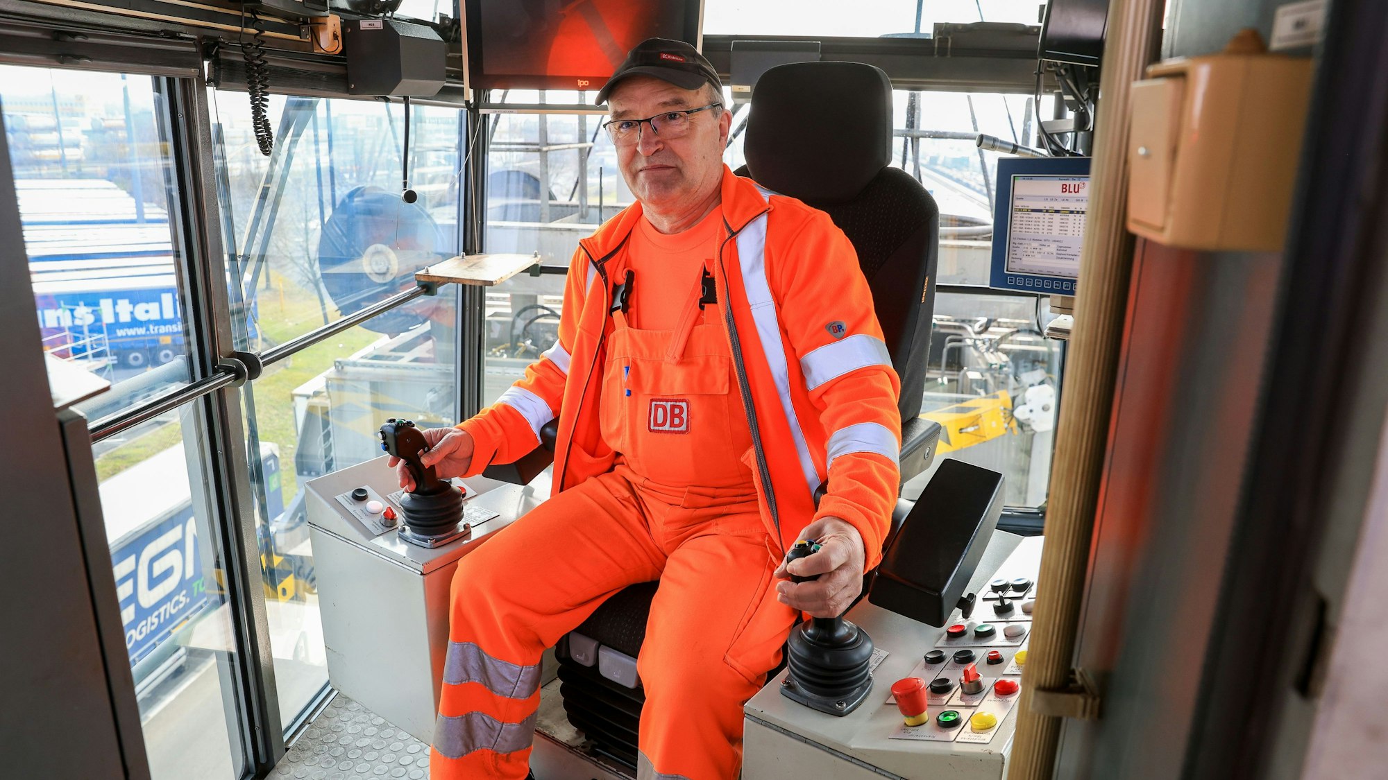 Dieter Schäfer ist Kranführer im Umschlagterminal: Trailer, Container und Tanks hebt er per Joystick mit den Kranarmen hoch.
