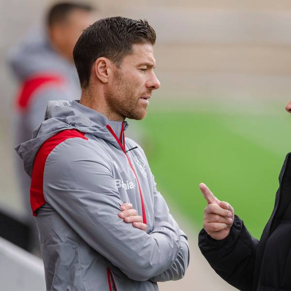 Leverkusens Trainer Xabi Alonso (l) und Fernando Carro, Vorsitzender der Geschäftsführung, unterhalten sich am Rande des Trainings.