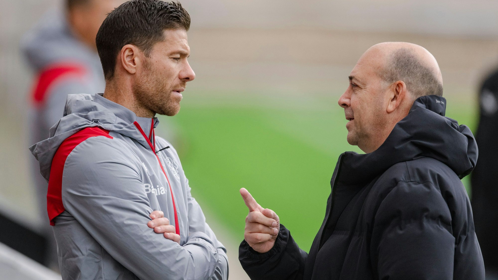 Leverkusens Trainer Xabi Alonso (l) und Fernando Carro, Vorsitzender der Geschäftsführung, unterhalten sich am Rande des Trainings.