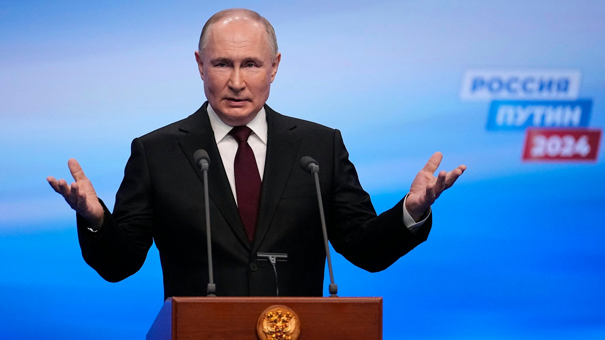 Kremlchef Wladimir Putin spricht bei einem Besuch in seiner Wahlkampfzentrale nach den manipulierten „Wahlen“ in Russland. (Archivbild)