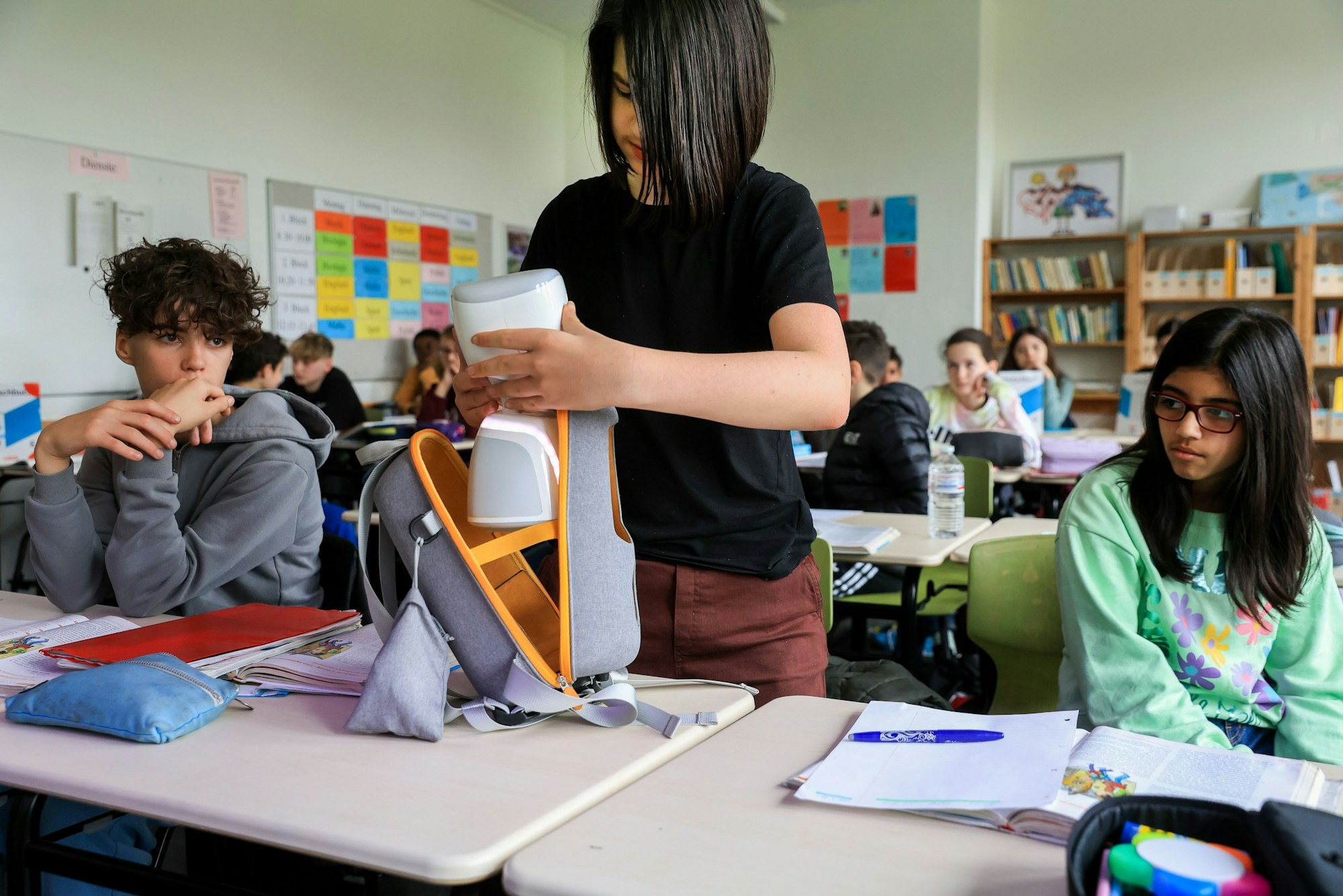 Ein  Roboter-Avatar wird im Gymnasium Kreuzgasse genutzt damit ein langzeiterkranktes Kind am Unterricht teilnehmen kann.