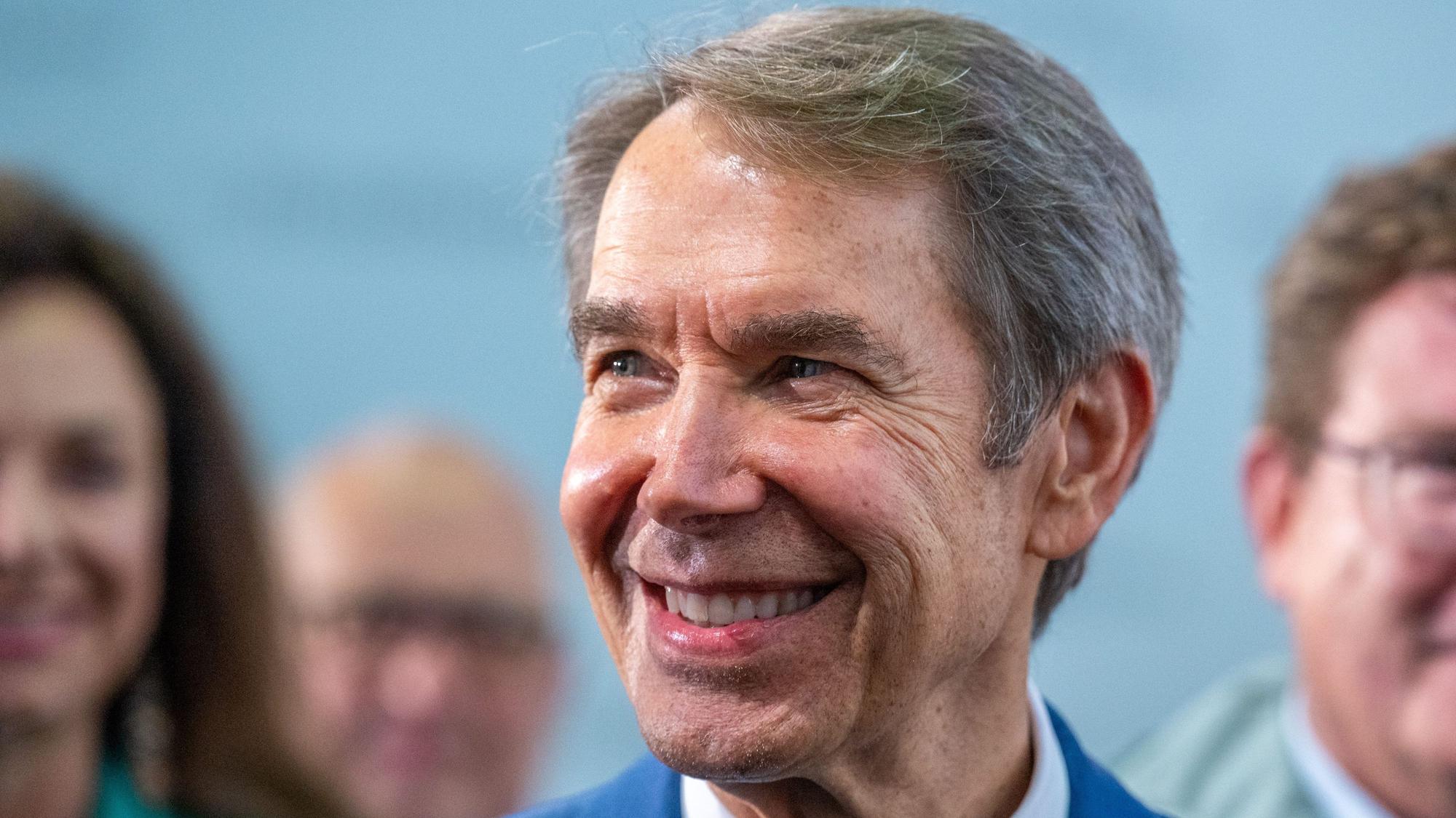Der US-Pop-Art-Künstler Jeff Koons nach der Verleihung von dem „Menschen-in-Europa-Kunst-Award“ im Oktober 2023 in Passau (Symbolbild)