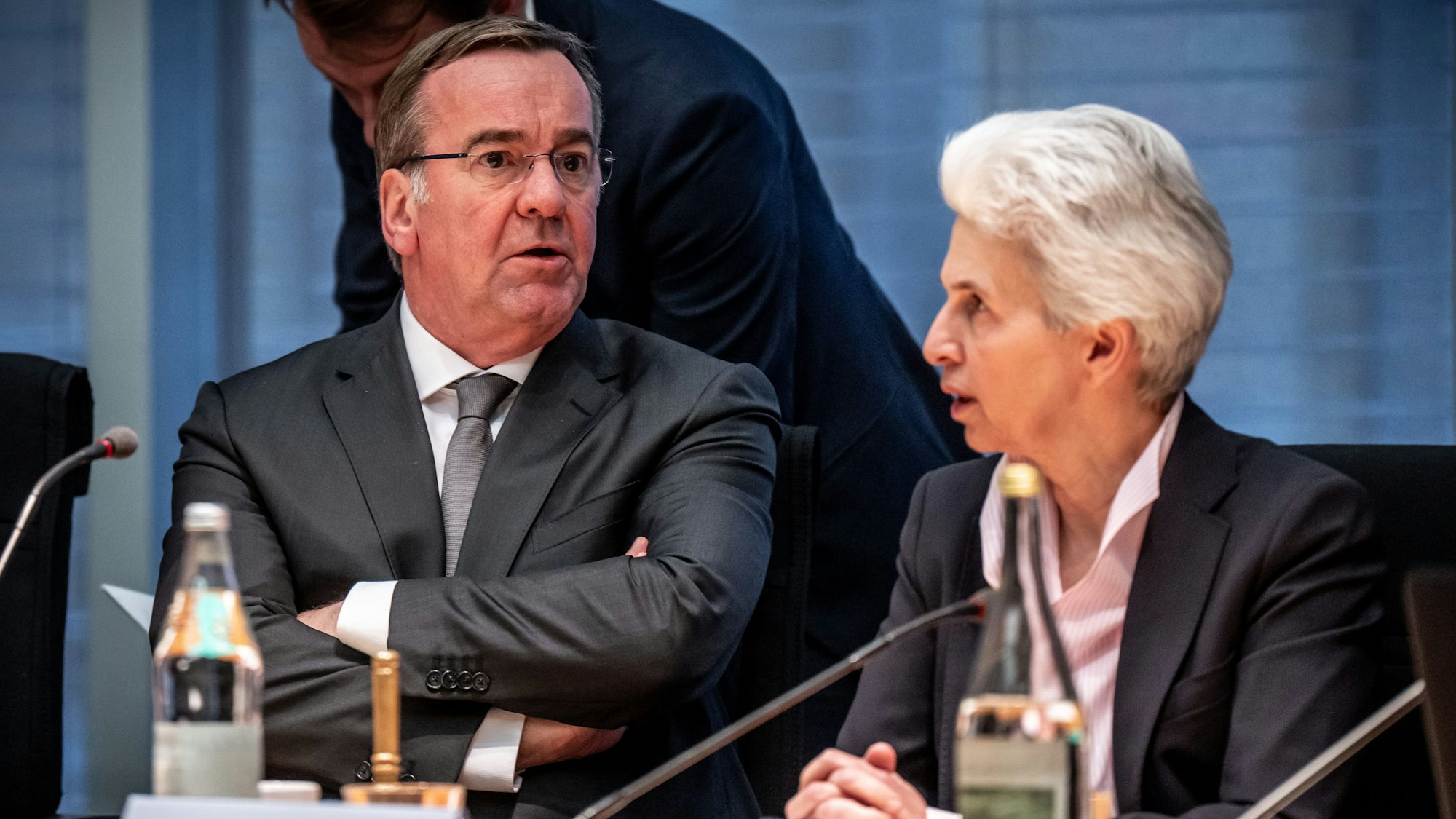 ARCHIV - 11.03.2024, Berlin: Boris Pistorius (SPD), Verteidigungsminister, wartet neben Marie-Agnes Strack-Zimmermann (FDP), Vorsitzende des Verteidigungsausschusses des Bundestages, auf den Beginn der Sondersitzung des Ausschusses.