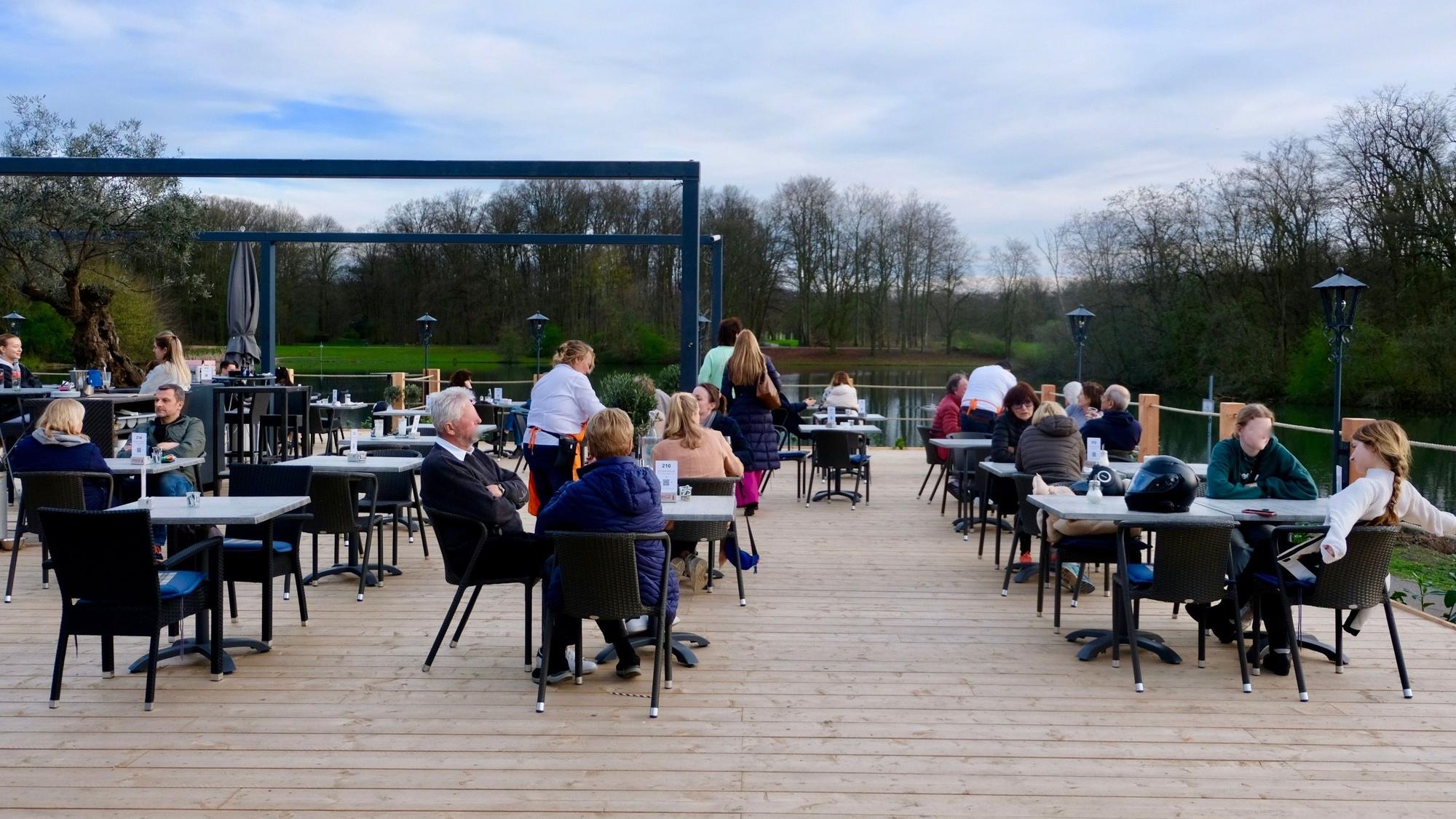 Die Terrasse des Hauses am See am Decksteiner Weiher in Köln-Lindenthal.
