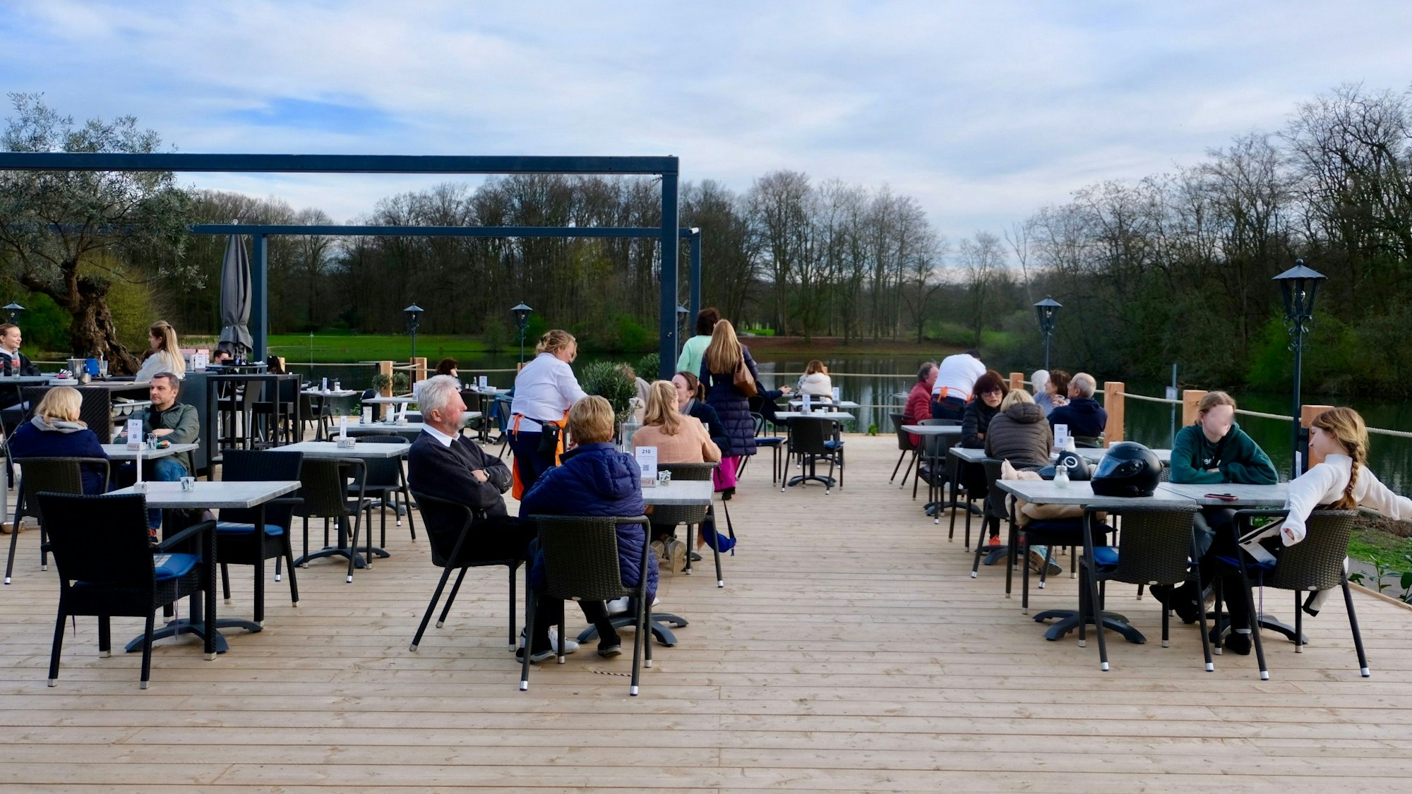 Die Terrasse des Hauses am See am Decksteiner Weiher in Köln-Lindenthal.