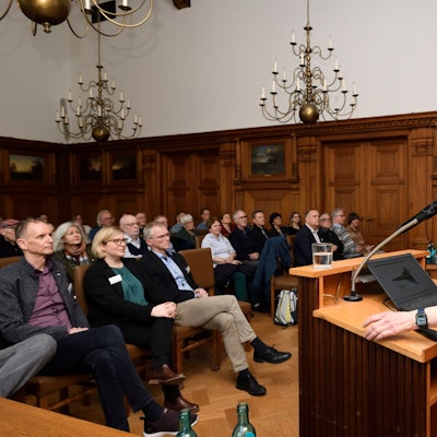 Rednerin Diana Rechid steht am Rednerpult im Ratsaal des Rathauses Bergisch Gladbach. Sie spricht zum Integrierten Klimaschutzkonzept.