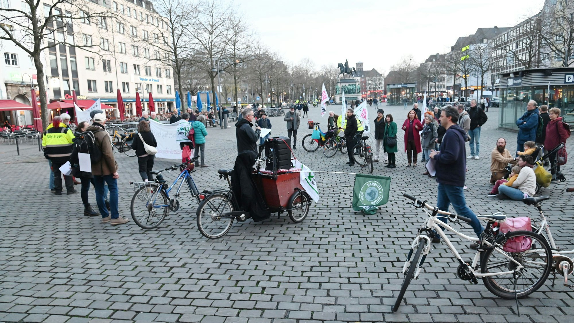 Parents for Future Köln, Grannies for Future Köln und Christians for Future Köln halten Mahnwache für Demokratie und Klimaschutz am Heumarkt.