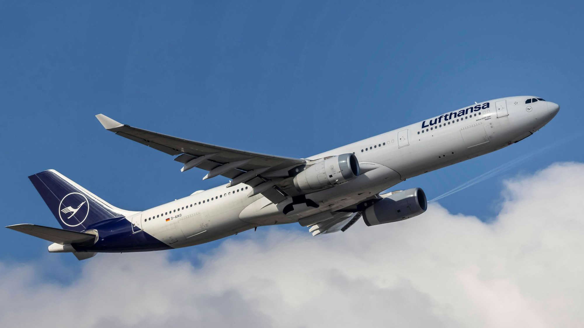 Ein Airbus A330 der deutschen Fluggesellschaft Lufthansa fliegt durch eine Wolke kurz nach dem Start. (Symbolbild)