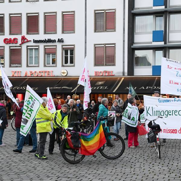 Parents for Future Köln, Grannies for Future Köln und Christians for Future Köln halten Mahnwache für Demokratie und Klimaschutz am Heumarkt.