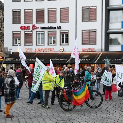 Parents for Future Köln, Grannies for Future Köln und Christians for Future Köln halten Mahnwache für Demokratie und Klimaschutz am Heumarkt.