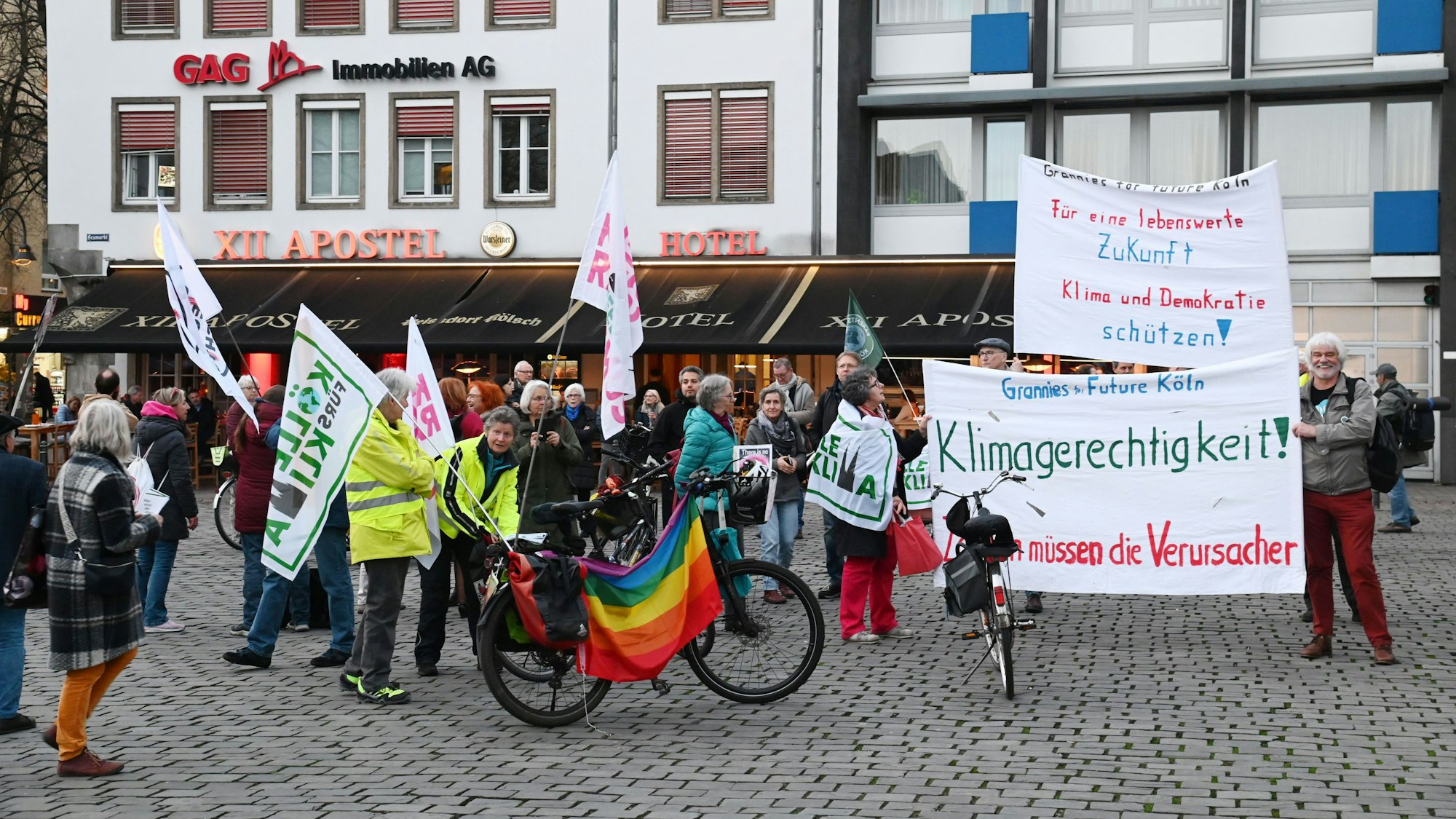 Parents for Future Köln, Grannies for Future Köln und Christians for Future Köln halten Mahnwache für Demokratie und Klimaschutz am Heumarkt.