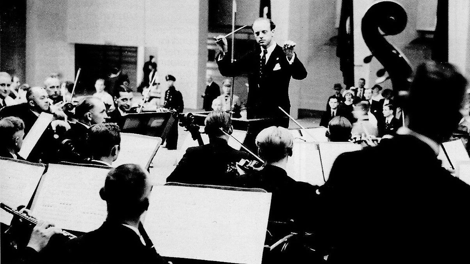 1936 spielten die Bayer-Philharmoniker unter der Leitung Erick Kraacks bei der Funkausstellung in Berlin.