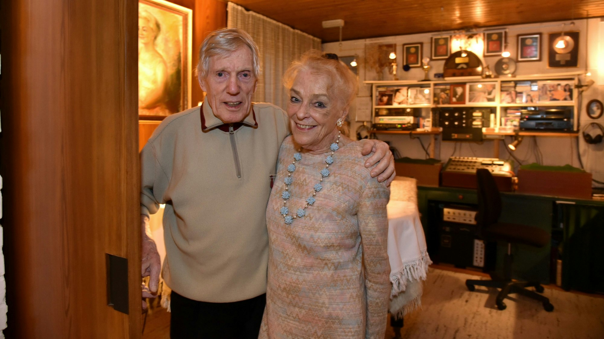 Hans Blum und Frau Ingetraut öffnen eine Adventstür.