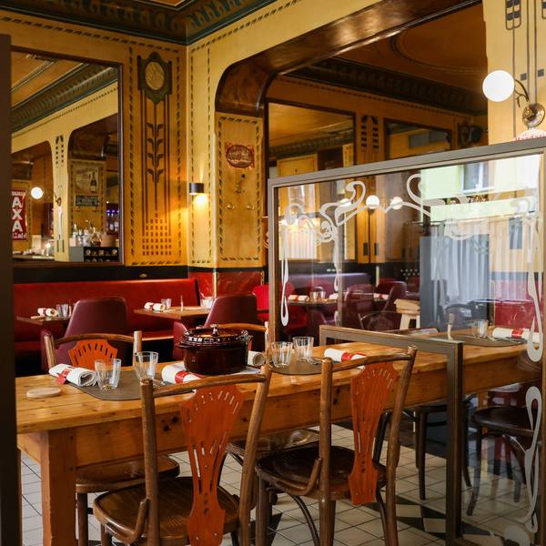 Das „Le Moissonnier Bistro'“ von innen, mit Holztischen und roten Bänken.