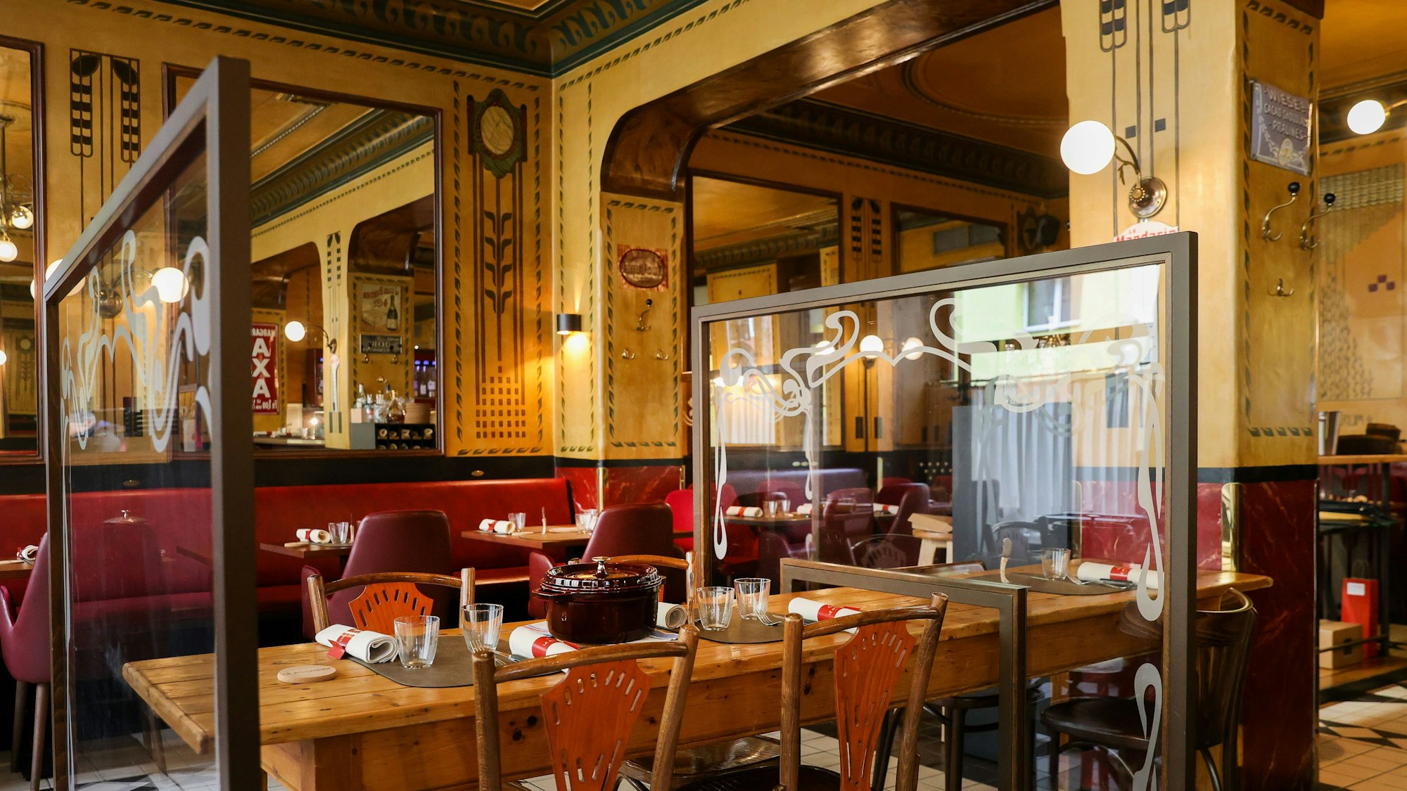 Das „Le Moissonnier Bistro'“ von innen, mit Holztischen und roten Bänken.